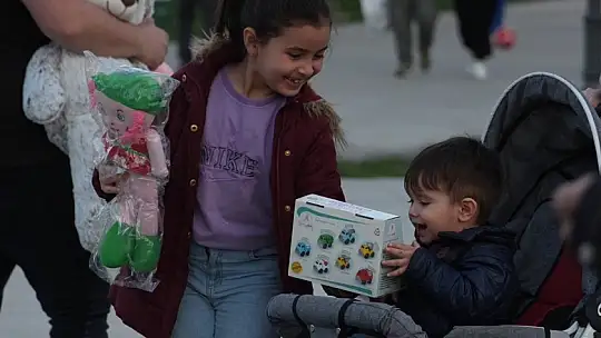 Düşen oyuncakları sahibine ulaştıran çocuklar takdir topladı