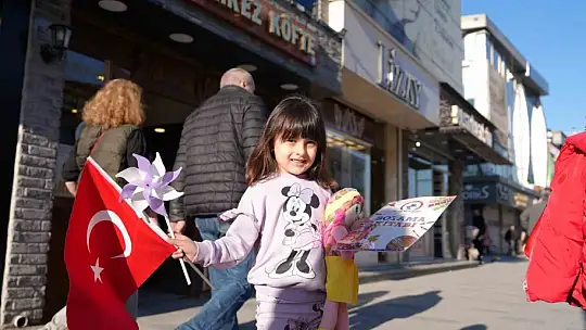 Düşen oyuncakları sahibine ulaştıran çocuklar takdir topladı