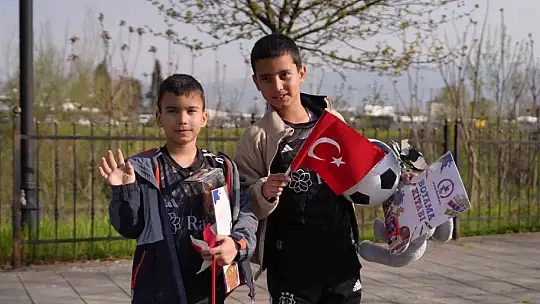Düşen oyuncakları sahibine ulaştıran çocuklar takdir topladı