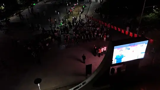 Duygu yüklü film açık havada izlendi