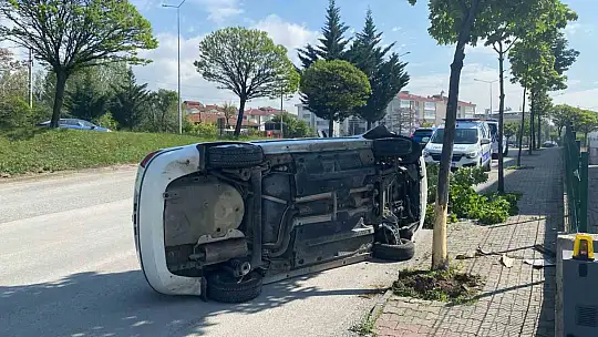 Düz giderken ağaca çarpıp devrildi: O anlar kamerada