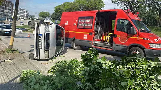 Düz giderken ağaca çarpıp devrildi: O anlar kamerada