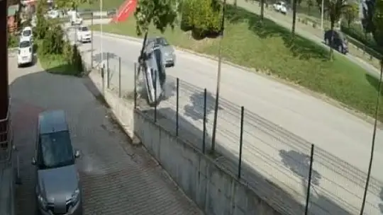 Düz giderken ağaca çarpıp devrildi: O anlar kamerada