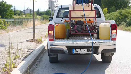 Düzce Belediyesi otluk ve sulak alanlarda ilaçlama çalışmaları yapıyor