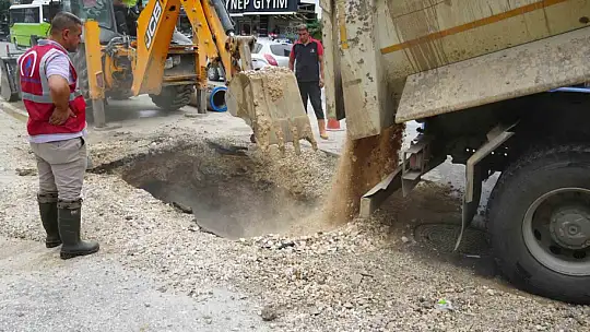 Düzce Belediyesi patlayan su borusuna anında müdahale
