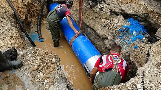 Düzce Belediyesi patlayan su borusuna anında müdahale