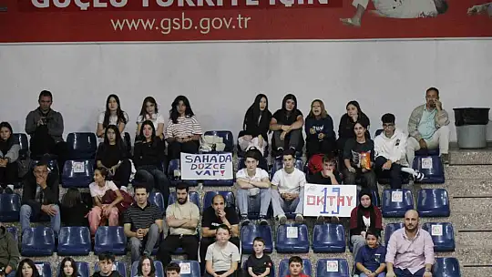 Düzce Belediyesi Spor Akademisi Voleybol Takımı ilk maçında galip
