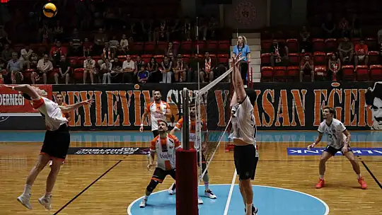 Düzce Belediyesi Spor Akademisi Voleybol Takımı deplasmandan mağlup döndü