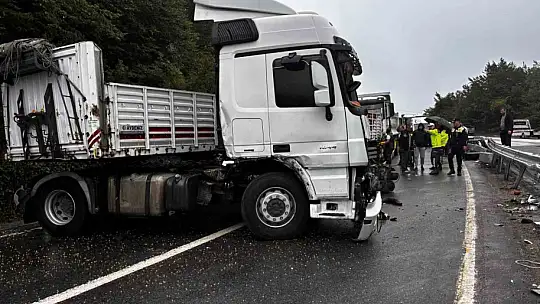 D-655 karayolunda makaslayan tır yolu trafiğe kapattı