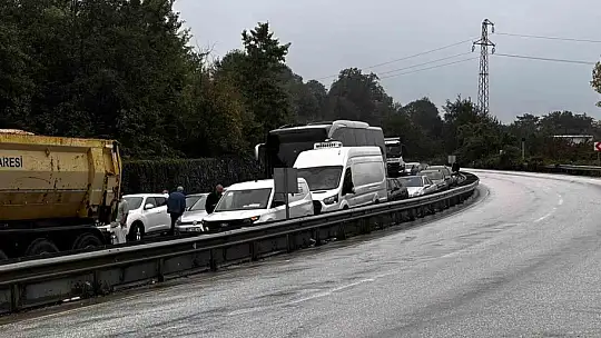 D-655 karayolunda makaslayan tır yolu trafiğe kapattı