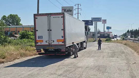 Düzce'de 2 servis aracı ve tır kazaya karıştı: 6 yaralı