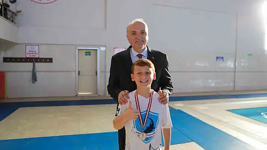 Düzce'de 250 sporcu şampiyon olmak için kulaç attı