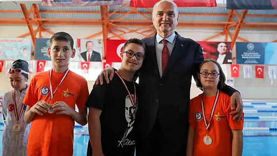 Düzce'de 250 sporcu şampiyon olmak için kulaç attı