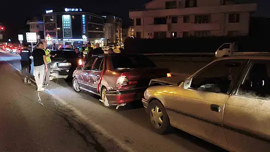 Düzce'de 3 aracın karıştığı zincirleme kazada 1 kişi yaralandı
