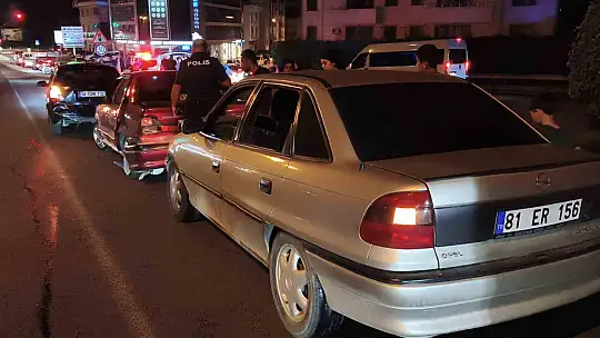Düzce'de 3 aracın karıştığı zincirleme kazada 1 kişi yaralandı