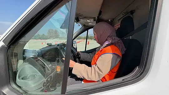 Düzce'de ambulans sürücüleri zorlu parkurlarda eğitim alıyor