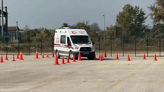 Düzce'de ambulans sürücüleri zorlu parkurlarda eğitim alıyor