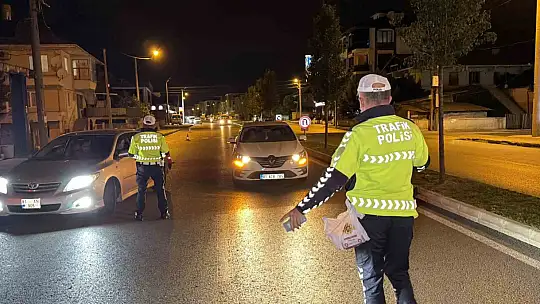 Düzce'de ara sokaklarda da polis ekipleri denetimlerini sürdürüyor