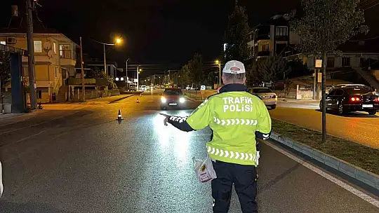 Düzce'de ara sokaklarda da polis ekipleri denetimlerini sürdürüyor