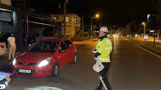 Düzce'de ara sokaklarda da polis ekipleri denetimlerini sürdürüyor