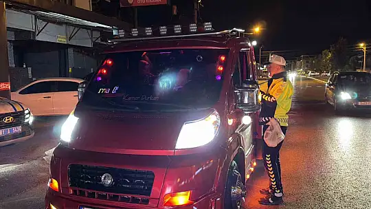 Düzce'de ara sokaklarda da polis ekipleri denetimlerini sürdürüyor