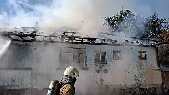 Çıkan yangında tek katlı ev kullanılamaz hale geldi