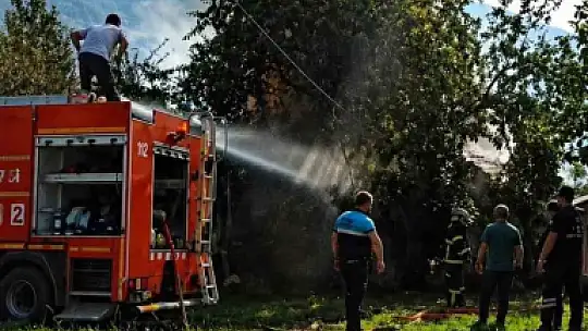 Çıkan yangında tek katlı ev kullanılamaz hale geldi