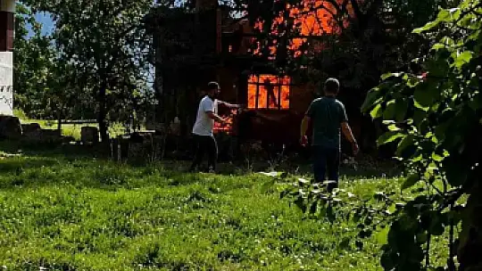 Çıkan yangında tek katlı ev kullanılamaz hale geldi