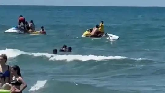 Boğulma tehlikesi geçiren 4 kişiyi cankurtaranlar kurtardı