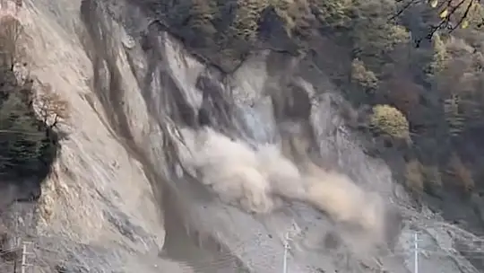 Düzce'de heyelan anı kameraya yansıdı: Otomobil kıl payı kurtuldu