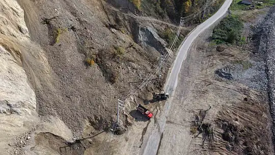 Düzce'de heyelan anı kameraya yansıdı: Otomobil kıl payı kurtuldu