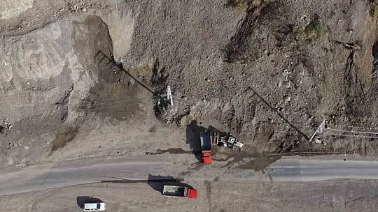 Düzce'de heyelan anı kameraya yansıdı: Otomobil kıl payı kurtuldu