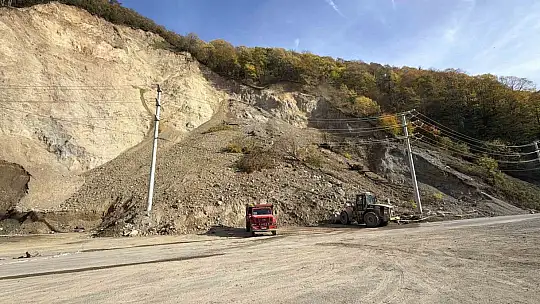 Düzce'de heyelan anı kameraya yansıdı: Otomobil kıl payı kurtuldu