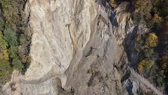 Düzce'de heyelan anı kameraya yansıdı: Otomobil kıl payı kurtuldu