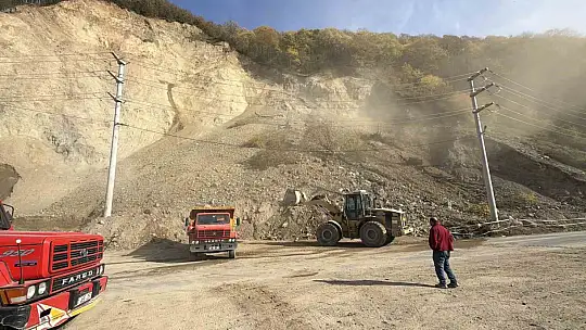 Düzce'de heyelan anı kameraya yansıdı: Otomobil kıl payı kurtuldu