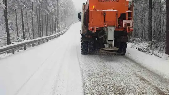 Düzce'de kardan kapanan yollar açılıyor