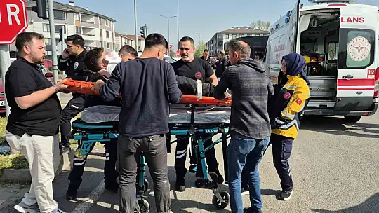 Düzce'de kavşakta otomobiller çarpıştı: 6 yaralı