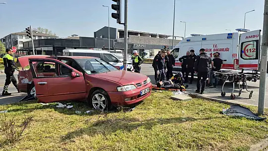 Düzce'de kavşakta otomobiller çarpıştı: 6 yaralı