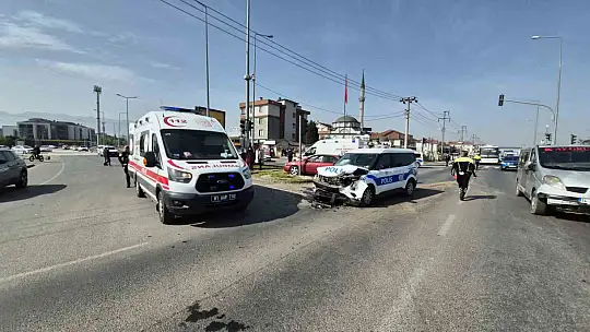 Düzce'de kavşakta otomobiller çarpıştı: 6 yaralı