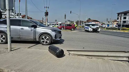 Düzce'de kavşakta otomobiller çarpıştı: 6 yaralı