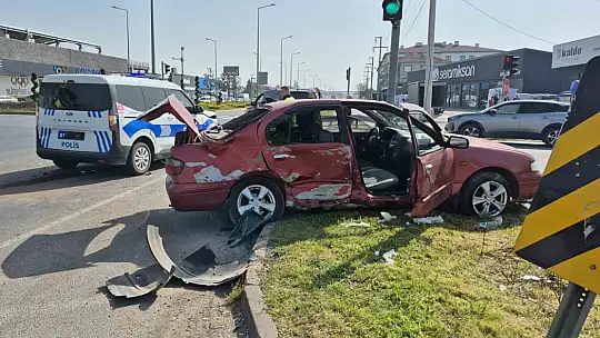 Düzce'de kavşakta otomobiller çarpıştı: 6 yaralı