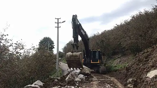 Düzce'de kayan köy yoluna müdahale edildi