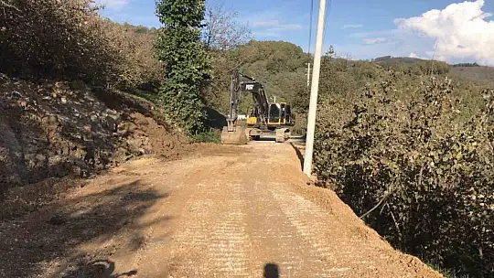 Düzce'de kayan köy yoluna müdahale edildi