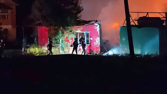 Düzce'de ki yangın sürüyor ekipler evlere sıçramasın diye çalışma yapıyor