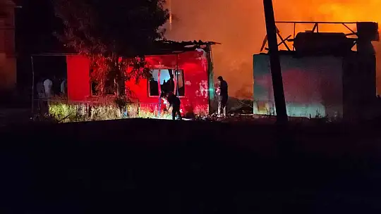 Düzce'de ki yangın sürüyor ekipler evlere sıçramasın diye çalışma yapıyor