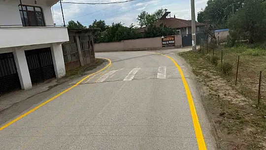 Düzce'de köy yollarında yol çizgileri yenilendi