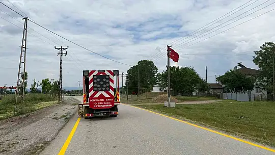 Düzce'de köy yollarında yol çizgileri yenilendi
