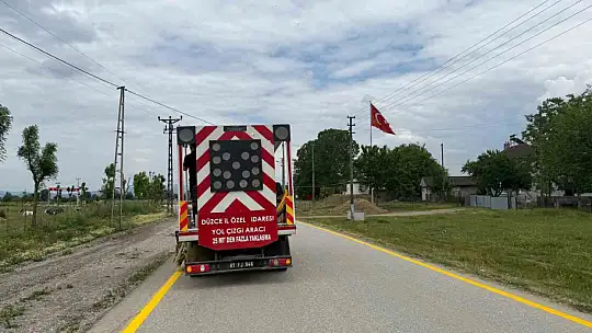 Düzce'de köy yollarında yol çizgileri yenilendi
