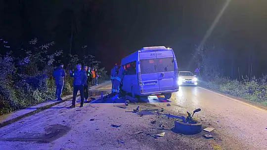 Düzce'de minibüs ile otomobil çarpıştı: 3 yaralı