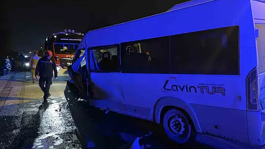 Düzce'de minibüs ile otomobil çarpıştı: 3 yaralı